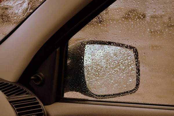 Uitzicht Zijspiegel Vanaf Binnenkant Van Auto Met Regen Het Glas Stockafbeelding