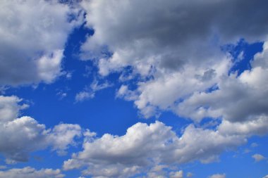 Bulutlu mavi gökyüzü güneşli bir günde