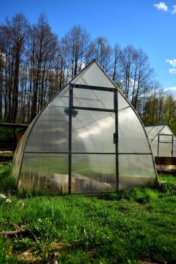 Bahçedeki polikarbonat serası