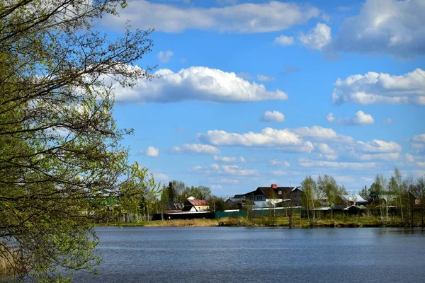 池のほとりにある村家のある風景 — ストック写真