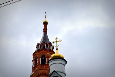 gökyüzüne karşı haçlı altın kubbeler