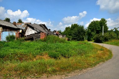 07.21.2021 terk edilmiş köy binaları. Chasovnya, Moskova Oblastı, Rusya