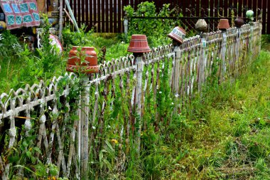 demir çit ve seramik kaplar.