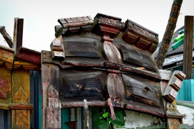 Kırsal kesimdeki kulübelerin camlarını dekore eden eski ahşap elementler.