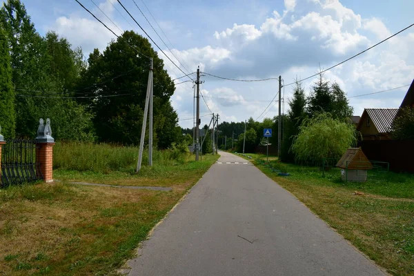 Ruhige Dorfstraße Sommer — Stockfoto