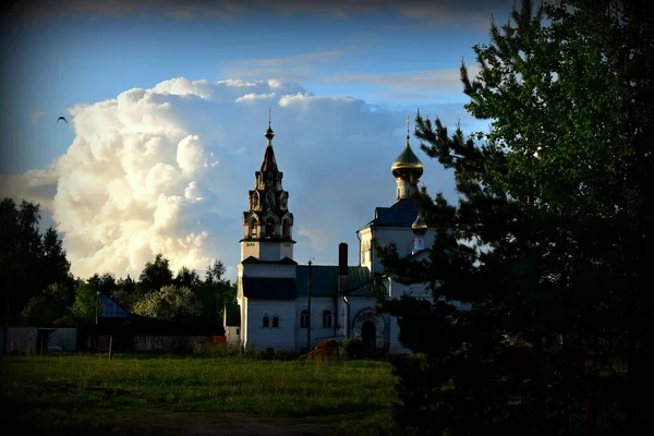 Iglesia Del Pueblo Fondo Una Gran Nube —  Fotos de Stock