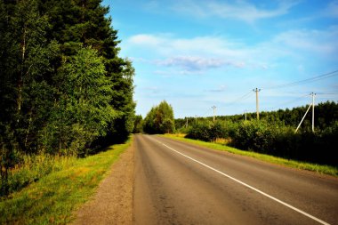 Güneşli bir günde asfalt yolda. karşıtlık fotoğrafı