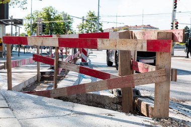 Yol ve inşaat işleri yürütüyorum. Çit, tabela ve tamir ve yol çalışmaları için ekipman.