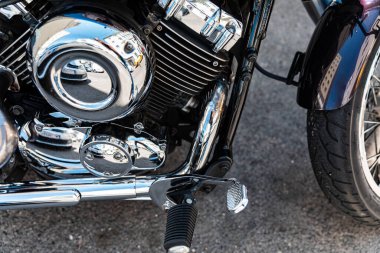 Sağ ayak pedalı ve fren pedalı, yakın plan. Seçici odak.