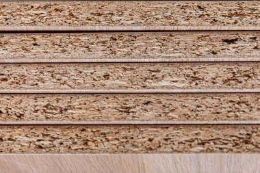 Raflar istiflenmiş. Veneer yonga rafları. Ahşap mobilya üretimi. Mobilya imalatı. Kapatın. seçici odak