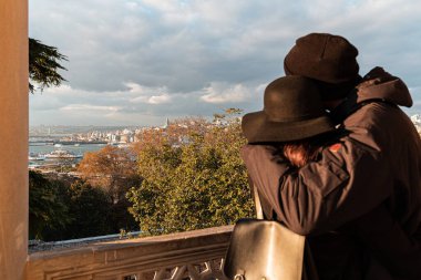 Topkapı Sarayı 'ndan İstanbul manzarası. Galata Kulesi uzaktan görülebilir. Sevgi dolu bir çift eski şehrin manzarasına bakar..