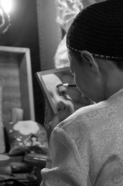 Bangkok, Tayland - 18 Ekim 2015: Bir aktris her yıl düzenlenen vejetaryen festivalinde Çin operasını telafi etti. Teochew Çin operası, Çin 'in Talad Noi Yaowarat bölgesindeki Bangkok, Tayland, Siyah ve Beyaz semtlerinde bulunan antik bir müzikal tiyatro türüdür.