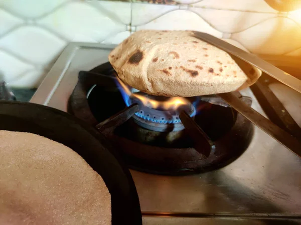 Façon traditionnelle de faire Roti Chapati Tava Roti indien, dans la maison indienne. Dîner, fric. Mots-clés : indien, chapati, roti, traditionnel — Photo