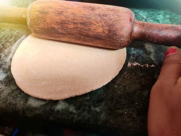 Roti için hamur tokası ya da mutfakta Hintli kadınların elleriyle yaptığı ekmek. Seçici odak.