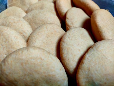 Tabakta sıralanmış buğday hamuru.