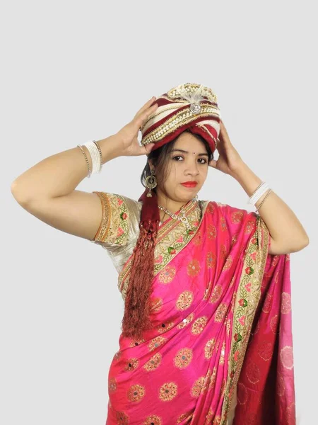 Turbánban vagy koszorúban viselt indiai nő szári szimbolizálja független nő koncepció. — Stock Fotó