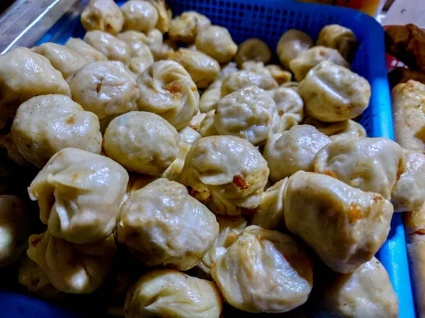 Beaucoup de momos cuits à la vapeur dans une assiette à vendre en Inde street food. — Photo