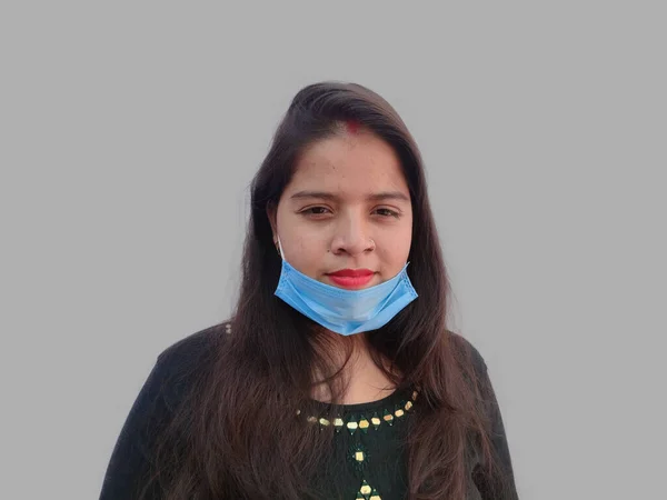Mujer asiática joven lleva la máscara de la boca, camino equivocado, uso incorrecto - máscaras deben cubrir la nariz y la boca. — Foto de Stock