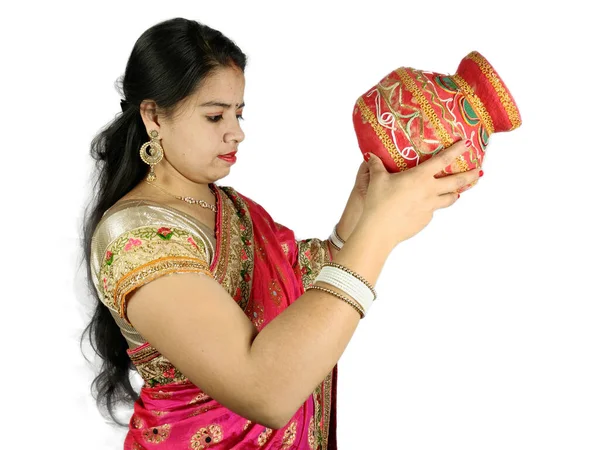 Pentola di terra decorata e cocco in mano sulla donna — Foto Stock