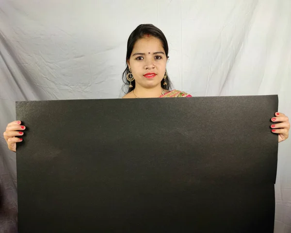 Mujer india sosteniendo cartel negro Cartelera sobre fondo blanco — Foto de Stock