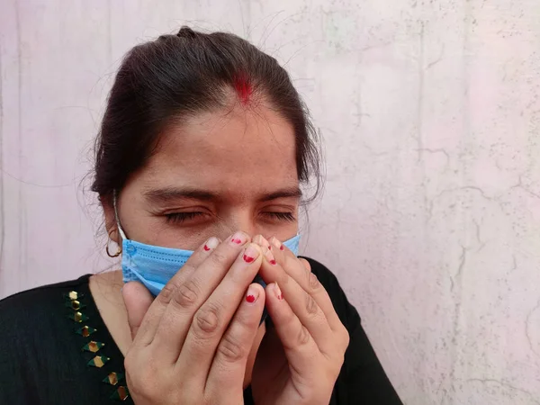 Joven mujer asiática usando máscara estornudo o tos — Foto de Stock
