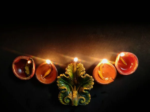 Feliz Diwali. Imagem de fundo da lâmpada de óleo tradicional de diya argila acesa na noite escura em Diwali com espaço de cópia em formato de paisagem. — Fotografia de Stock