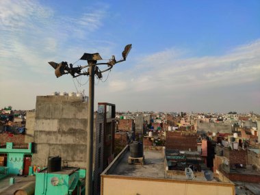 Delhi, Hindistan - 22 Kasım 2020: Delhi 'nin izinsiz yasadışı kolonisinin Skyline görünümü.