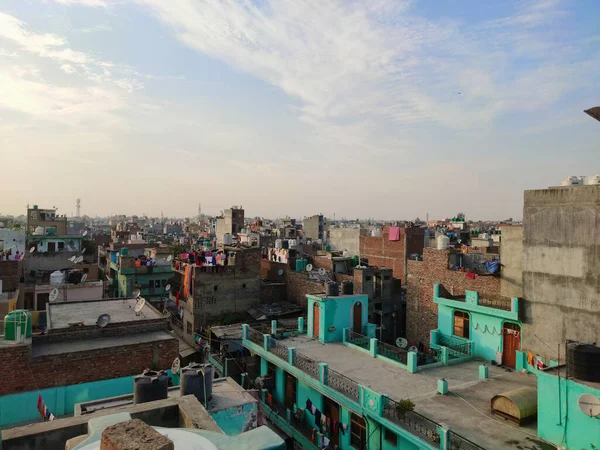 Delhi, Hindistan - 22 Kasım 2020: Delhi 'nin izinsiz yasadışı kolonisinin Skyline görünümü.
