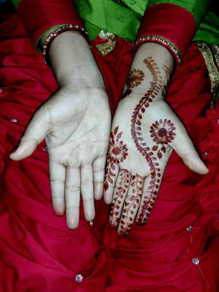 Mehdi design női kézen egyszerű design készült Hina növény levelek zúzás. — Stock Fotó