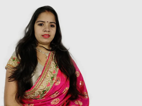 Largos pelos negros de mujer sedoso brillante pelo liso de mujer india en sari — Foto de Stock