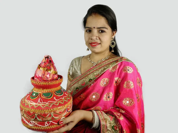 Pote de terra decorado e coco na mão na mulher em traje tradicional — Fotografia de Stock