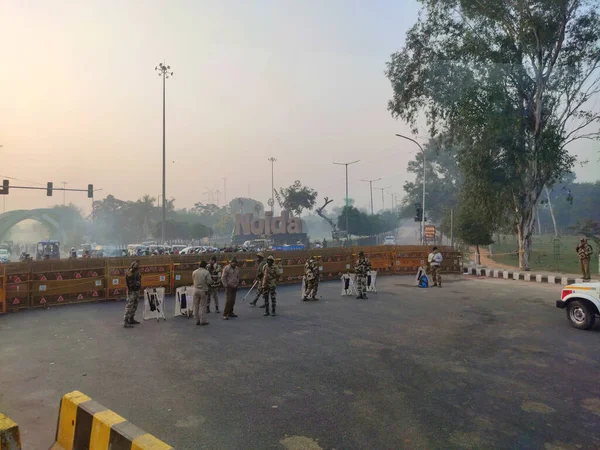 Delhi, Hindistan - 02 Aralık 2020: Delhi Noida sınırı çiftçilerin tarım yasasını geri çekme talebi nedeniyle kapandı.