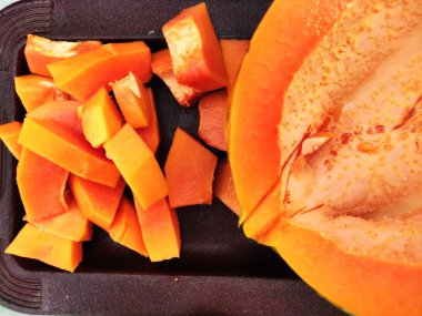 Papaya meyve dilimleri tabaktaki desenli arka plan ham görünüş, Üst Manzara.