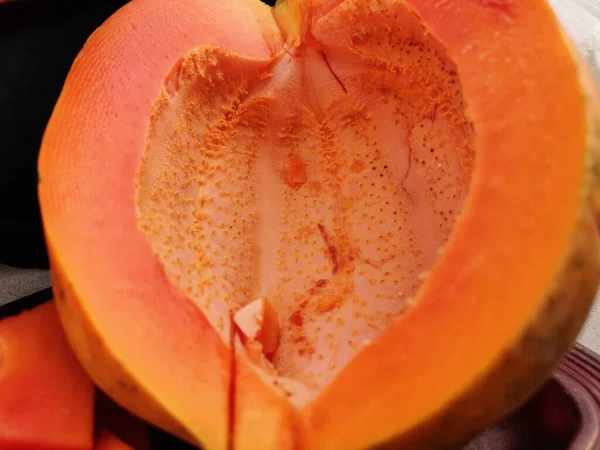 Papaya tropikal taze meyve kesimi. Tohum çeşitliliği yok.