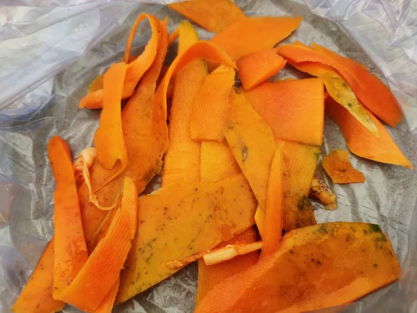 Papayaschale oder Haut, die vor dem Verzehr von Früchten entfernt wird, wird zur Hautbehandlung verwendet. — Stockfoto
