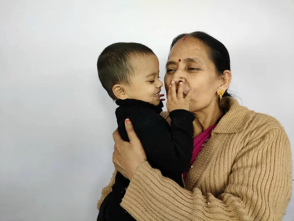 Feliz abuela y nieta abrazando disfrutando riendo, abuelos indios ama nieta niña sonriendo bebé de etnia india. Imágenes De Stock Sin Royalties Gratis