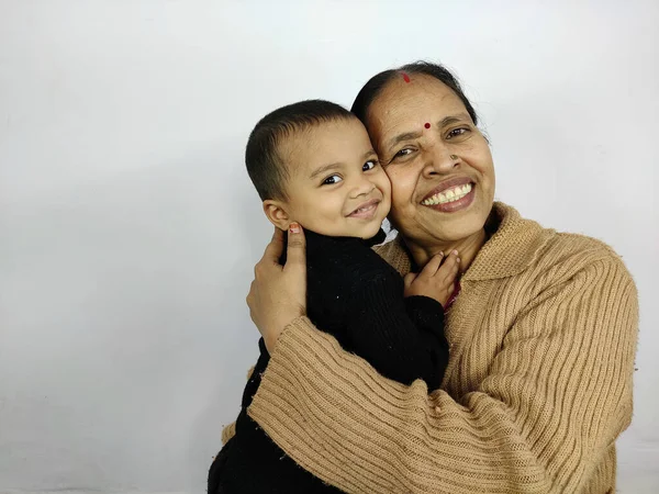Feliz abuela y nieta abrazando disfrutando riendo, abuelos indios ama nieta niña sonriendo bebé de etnia india. Fotos De Stock Sin Royalties Gratis