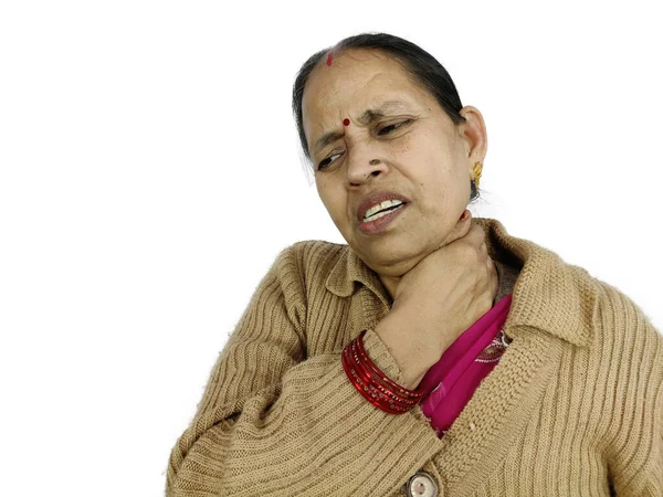 女人的颈部疼痛，印度成熟女人的颈部疼痛和抽筋 — 图库照片