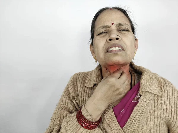 Dolor en la garganta o el cuello debido al resfriado y la gripe de las mujeres indias, sensación de dolor en el fondo blanco Fotos De Stock