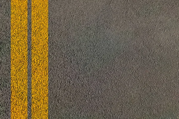 Yoldan geçen iki sarı çizgi otoyoldaki trafiğe rehberlik etmek için, şehir yollarındaki şeritlerin üst görüntüsü için..