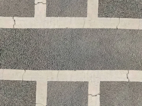 도로 위에 있는 사진은 흰색 페인트 위에 교차하는 선을 그린 것으로, 도로 개념의 도로 건널목을 제어하기 위해 그려진 것이다.. — 스톡 사진