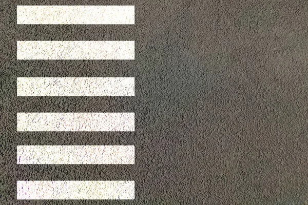 Çizgilerden oluşan Zebra geçişi yoğun trafik yollarında yaya geçitleri için beyaz ve siyah çizgiler çiziyor.