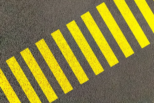 Çizgilerden oluşan Zebra geçişi yoğun trafik yollarında yaya geçitleri için beyaz ve siyah çizgiler çiziyor.