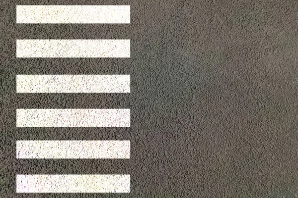 Cruzamento Zebra feito de listras linhas brancas e pretas pintadas na estrada para pedestres que atravessam em rodovias movimentadas Imagens Royalty-Free