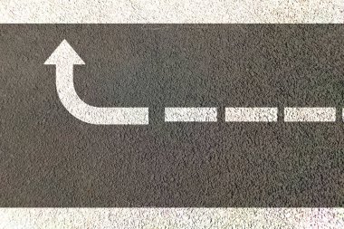 Sağ zorunlu dönüş, yol işaretleri.