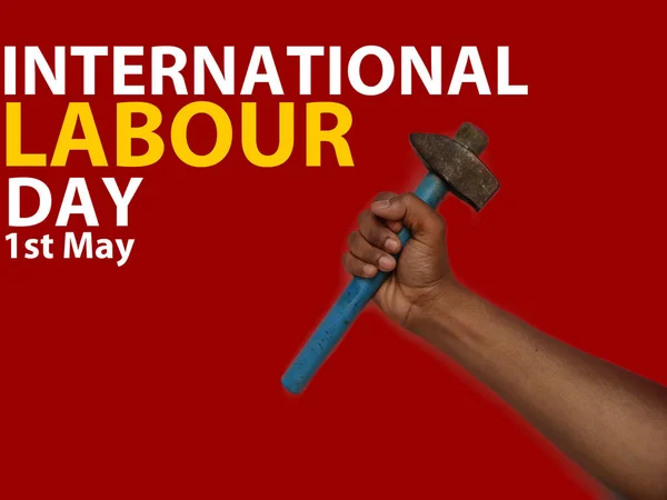 5月1日国際労働者の日。国際労働者の日にハンマーを手に赤の背景に — ストック写真