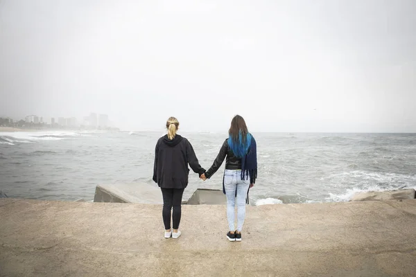 Dwie Nierozpoznawalne Młode Kobiety Trzymające Się Ręce Koncepcja Przyjaźni Gej — Zdjęcie stockowe