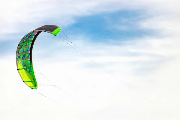 Paraquedas Verdes Kitesurf Céu Azul Com Nuvens Espaço Para Texto — Fotografia de Stock