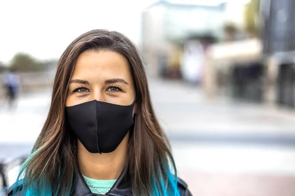 Portret Van Een Mooie Echte Vrouw Met Masker Voor Bescherming Stockfoto