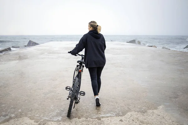 Вид Ззаду Молода Красива Блондинка Йде Велосипедом Пляжі Морем Фоні — стокове фото